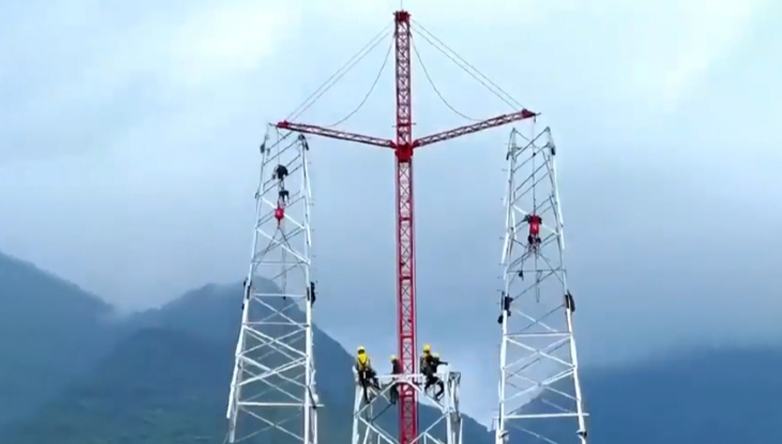 高压输电塔怎么搭？看电力工人在空中搭积木